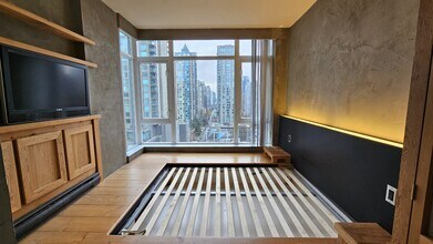 480 Robson St in Vancouver, BC - Building Photo - Building Photo