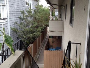 208 Avenue H-Unit -01 in Redondo Beach, CA - Building Photo - Building Photo