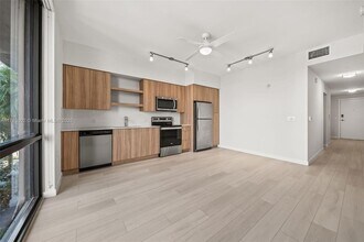 555 NE 8th St, Unit 0318 in Fort Lauderdale, FL - Building Photo - Building Photo