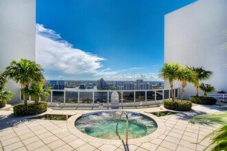 18911 Collins Ave in Sunny Isles Beach, FL - Building Photo - Building Photo