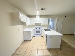 1108 Porter Avenue in Stockton, CA - Foto de edificio - Interior Photo