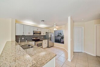 1132 W Lakes Dr in Deerfield Beach, FL - Building Photo - Building Photo