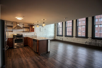 LOFTS of West 9 in Cleveland, OH - Foto de edificio - Building Photo