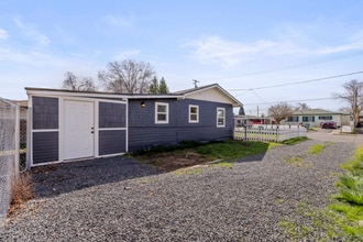 2427 Garden Ave in Klamath Falls, OR - Foto de edificio - Building Photo