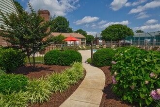 Auburn Place Apartments in Virginia Beach, VA - Foto de edificio - Building Photo