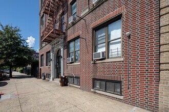 3044 32nd St in Astoria, NY - Foto de edificio - Building Photo