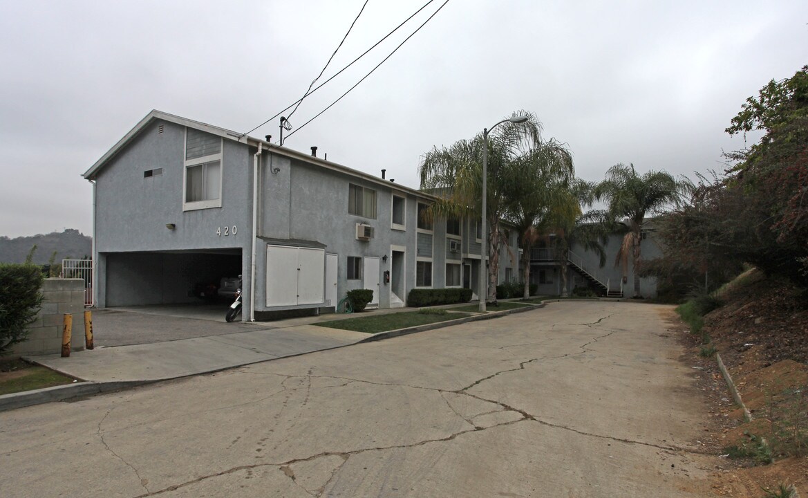 420 Hardison Way in Los Angeles, CA - Foto de edificio