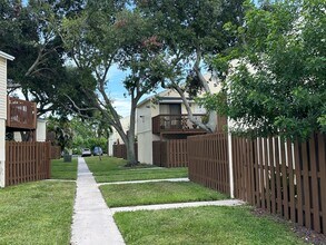 631 Executive Center Dr in West Palm Beach, FL - Building Photo - Building Photo