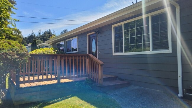 2272 Madrona St in North Bend, OR - Building Photo - Building Photo