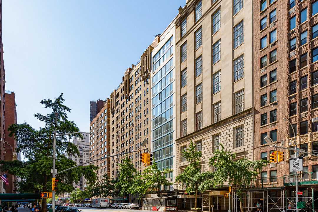 330 E 57th St in New York, NY - Building Photo