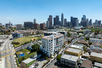 Firmin Court in Los Angeles, CA - Foto de edificio - Building Photo