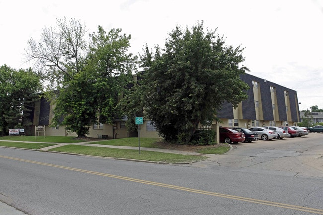 Essex Square in Norman, OK - Foto de edificio - Building Photo
