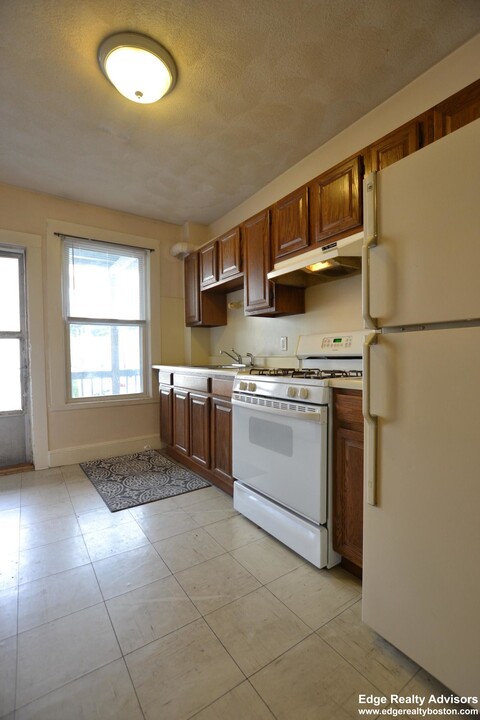 585 Washington St, Unit 2 in Boston, MA - Building Photo