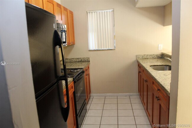 550 NW 114th Ave-Unit -103 in Doral, FL - Building Photo - Building Photo