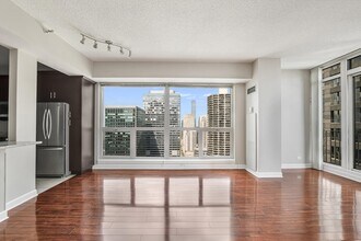 200 N Dearborn St in Chicago, IL - Building Photo - Building Photo