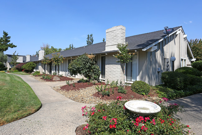 Bear Creek Manor in Merced, CA - Building Photo - Building Photo