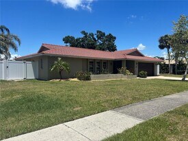 2921 Captiva Dr in Sarasota, FL - Building Photo