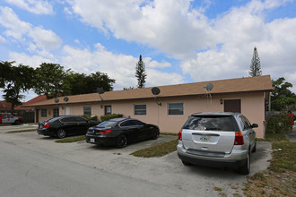 1086 NE 33rd St in Oakland Park, FL - Building Photo - Building Photo