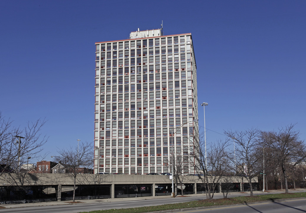 Northwest Tower Apartments in Chicago, IL - Building Photo