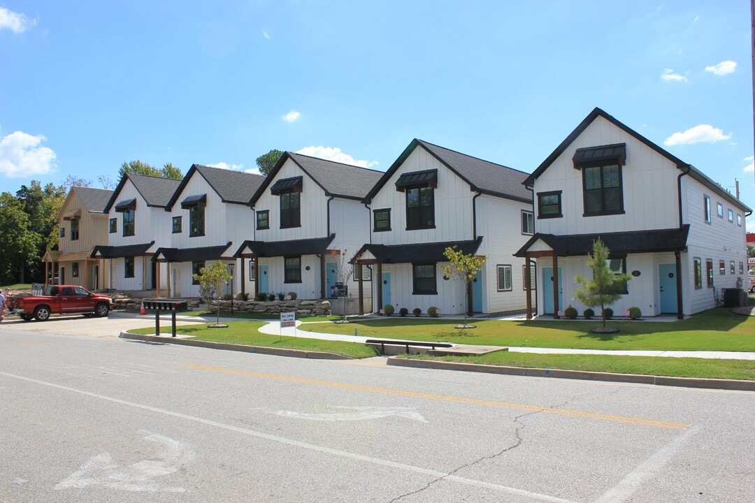 513 W Dallas St in Broken Arrow, OK - Foto de edificio