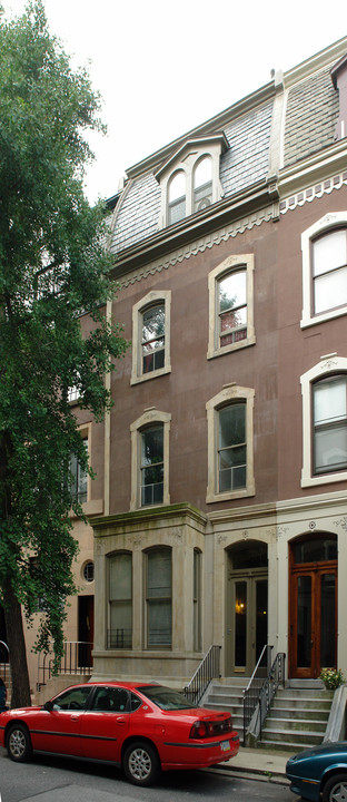 2212 Delancey Pl in Philadelphia, PA - Building Photo