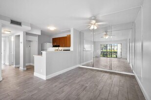 1011 Green Pine Blvd in West Palm Beach, FL - Building Photo