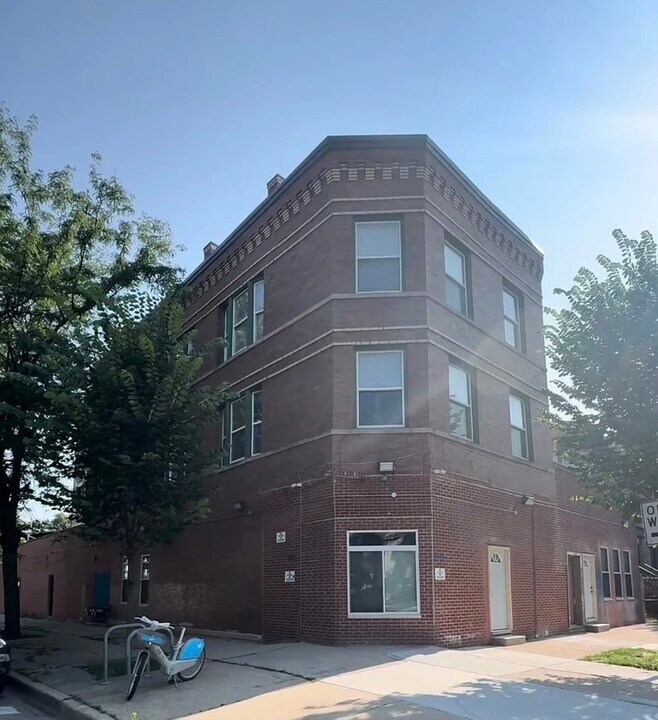 3301 W Evergreen Ave in Chicago, IL - Building Photo