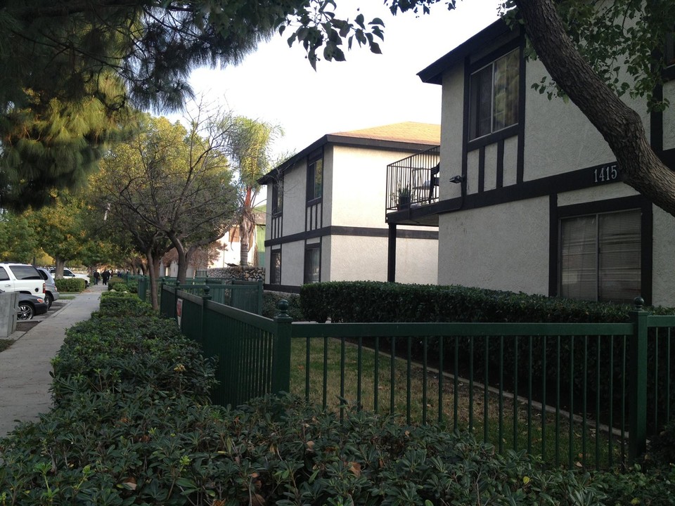 1415 W Stoneridge Ct in Ontario, CA - Building Photo