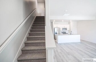 651 S 2400 W in Rexburg, ID - Foto de edificio - Building Photo