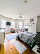 881 E 4th St, Unit 3 in Boston, MA - Foto de edificio - Building Photo