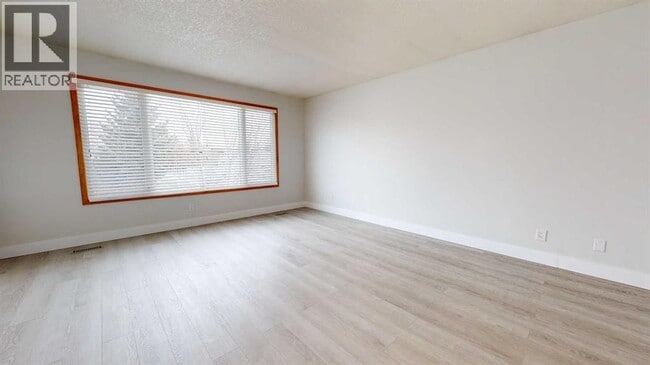 73 Laval Ct W in Lethbridge, AB - Building Photo - Building Photo