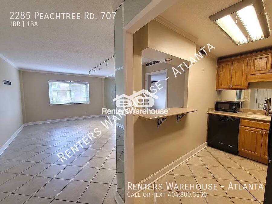 2285 Peachtree Rd in Atlanta, GA - Building Photo