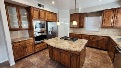 2295 Orchard View Ln in Escondido, CA - Foto de edificio - Building Photo