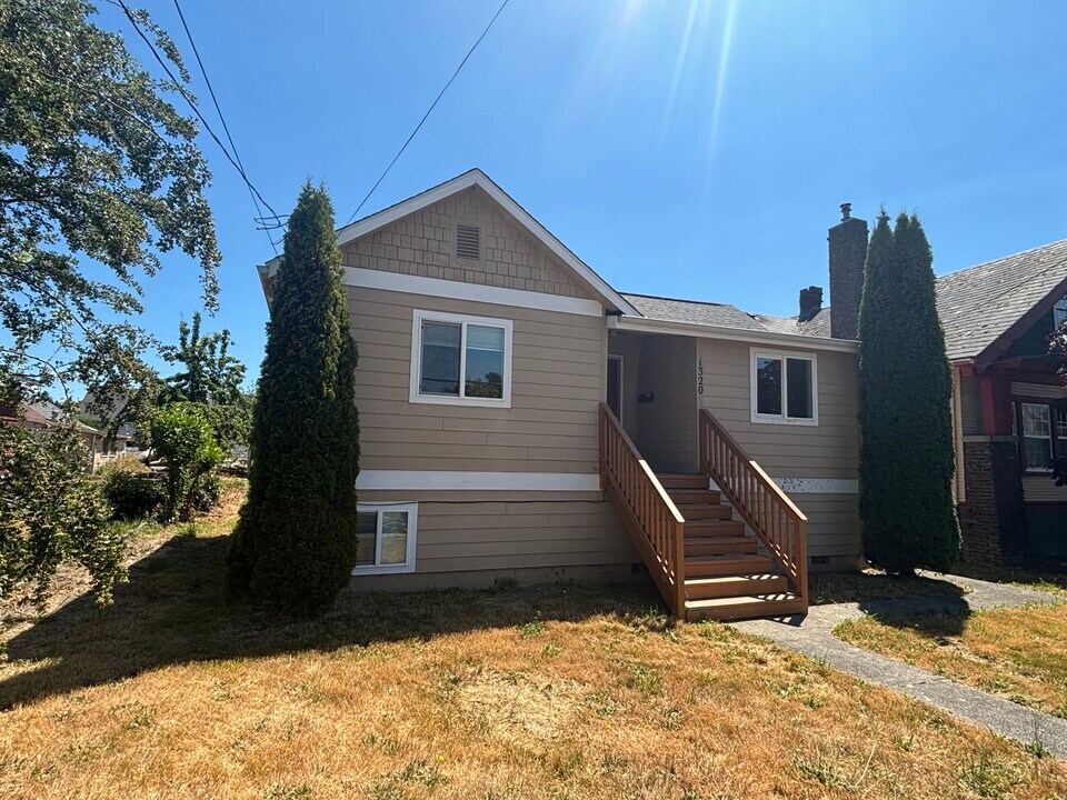 1320 Elizabeth Ave in Bremerton, WA - Building Photo