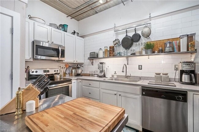 property at 423 Saint Pauls Blvd