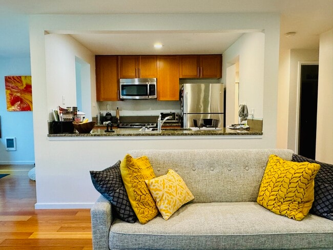 2145 Dexter Ave N, Unit 2145 Dexter Ave N #201 in Seattle, WA - Foto de edificio - Building Photo