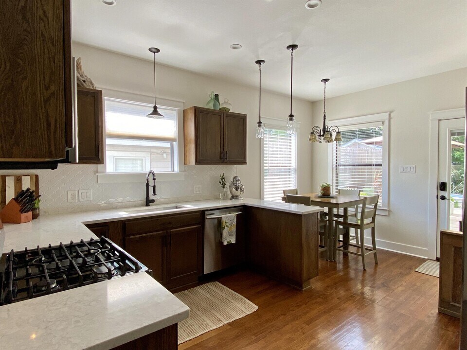 107 W Ridgewood Ct in San Antonio, TX - Building Photo