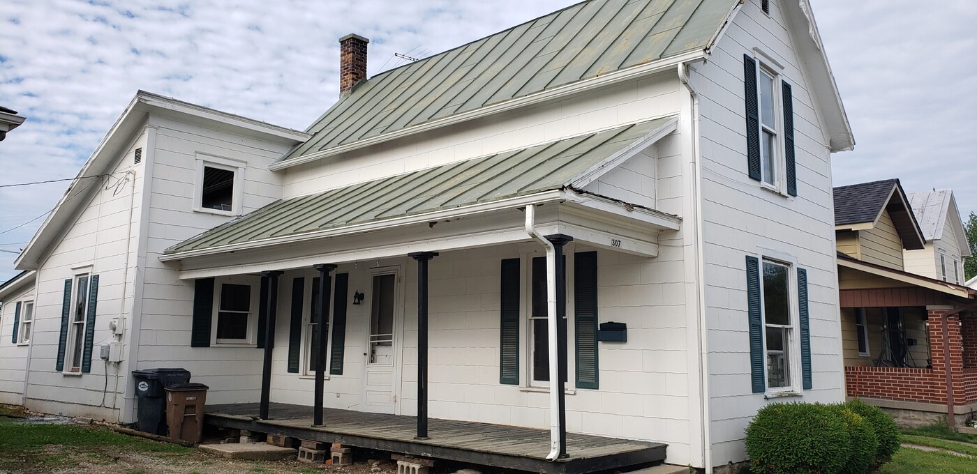 307 W Washington St in Winchester, IN - Building Photo