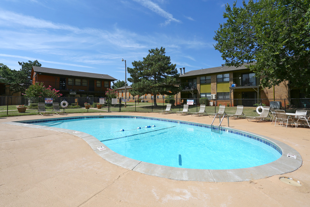 Lakeside Village Apartments in Oklahoma City, OK - Building Photo