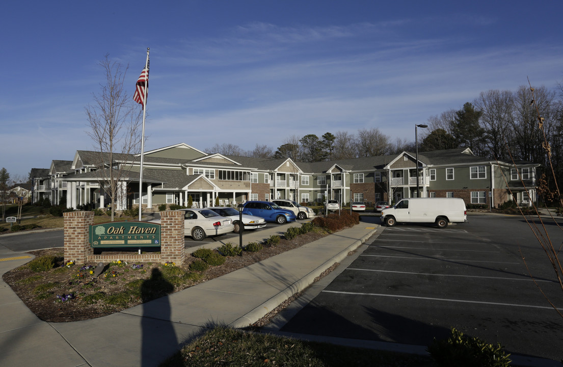 Oakhaven Apartments in Hendersonville, NC - Foto de edificio