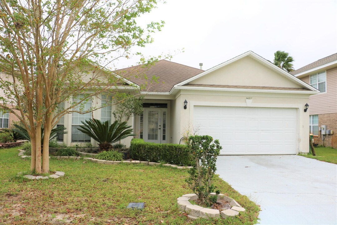 9657 Leeward Way in Navarre, FL - Building Photo