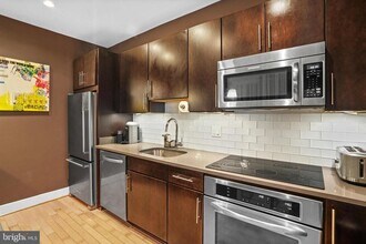 5201 B Wisconsin Ave in Washington, DC - Foto de edificio - Building Photo