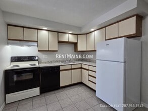 20 Tall Pines Dr, Unit 9 in Lewiston, ME - Foto de edificio - Building Photo