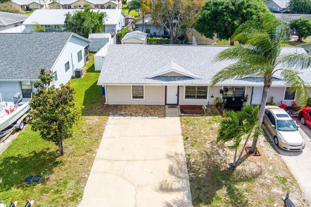 8995 SE Sandy Ln in Hobe Sound, FL - Building Photo