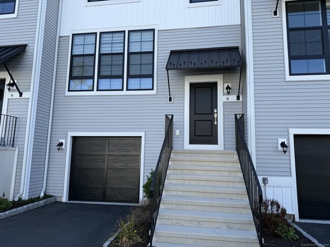 8 Brentwood Cir in Danbury, CT - Building Photo - Building Photo