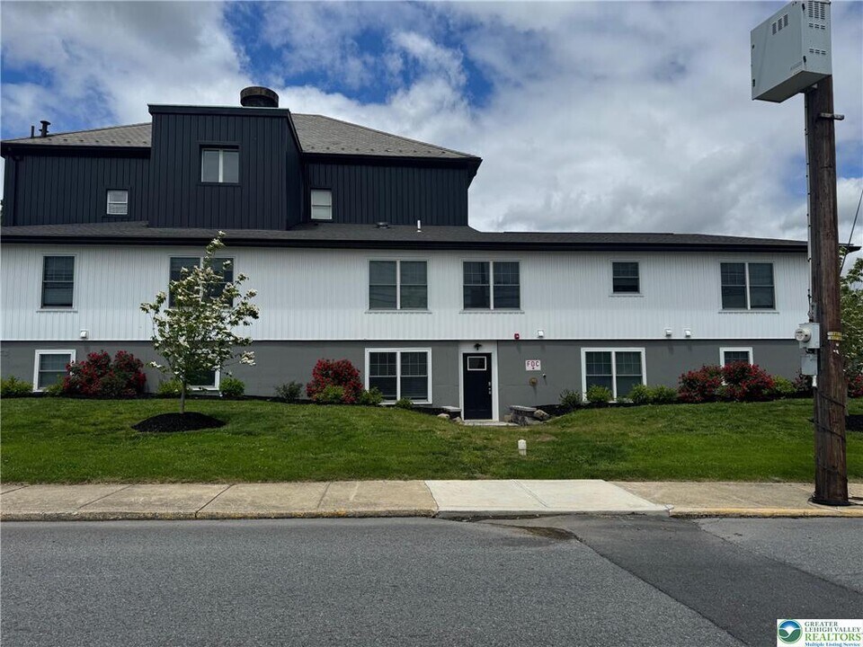 202 Center St in Stockertown, PA - Building Photo