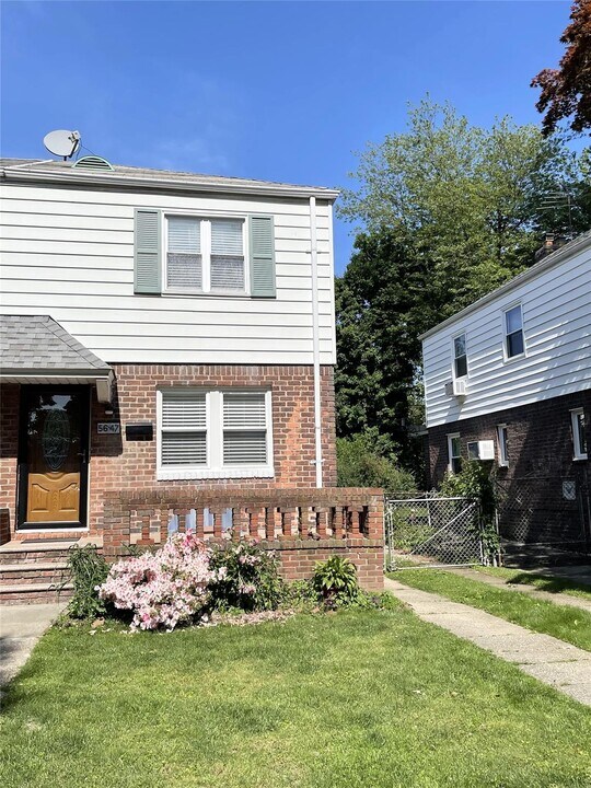 56-47 207th St in Queens, NY - Building Photo