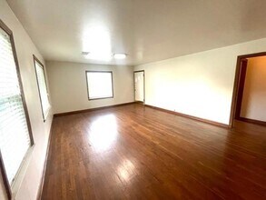 1109 Davis St in Taylor, TX - Foto de edificio - Building Photo