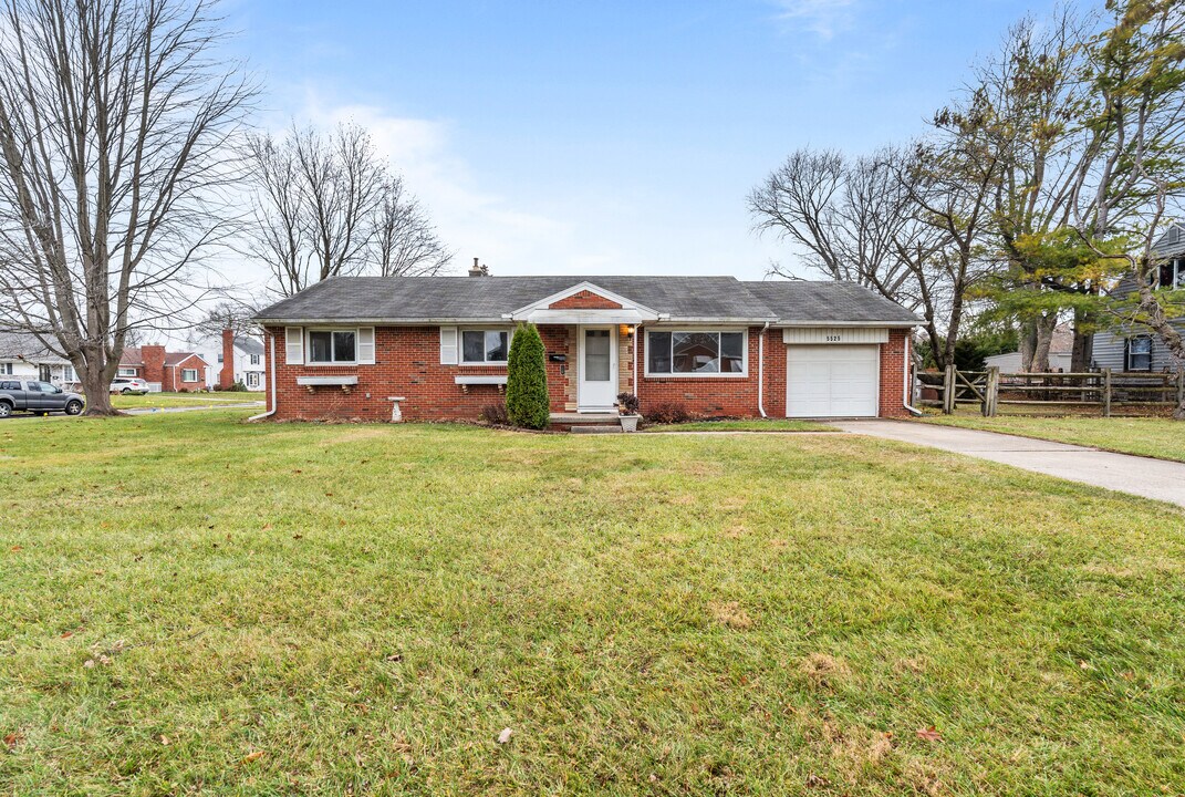 5525 Sunnyside Dr in Toledo, OH - Foto de edificio