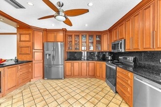 7377 NW 48th Ct in Lauderhill, FL - Foto de edificio - Building Photo